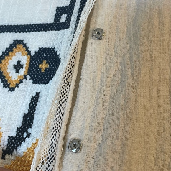 White cotton gauzy knee length dress with lace and embroidery. Flutter sleeve - Picture 5 of 12